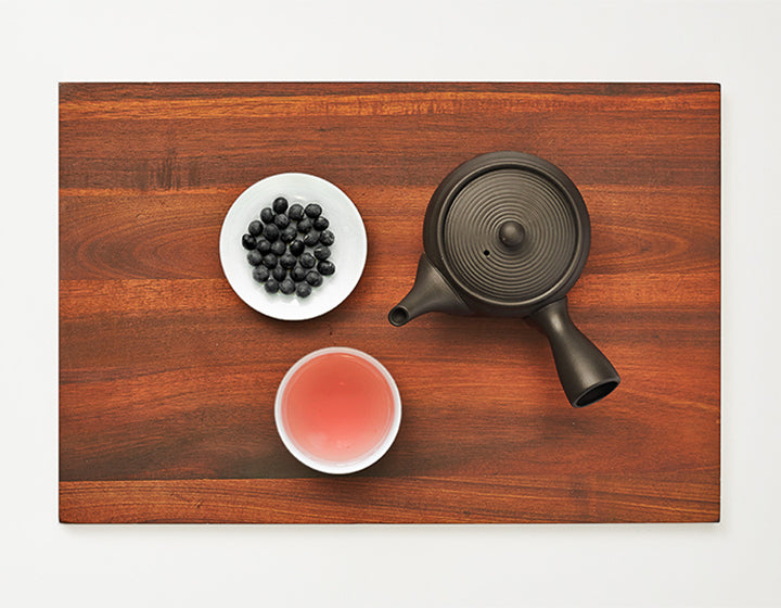 Kuromamecha Black Soybean Tea refill in a plate with brewed Kuromamecha Black Soybean Tea and kyusu teapot