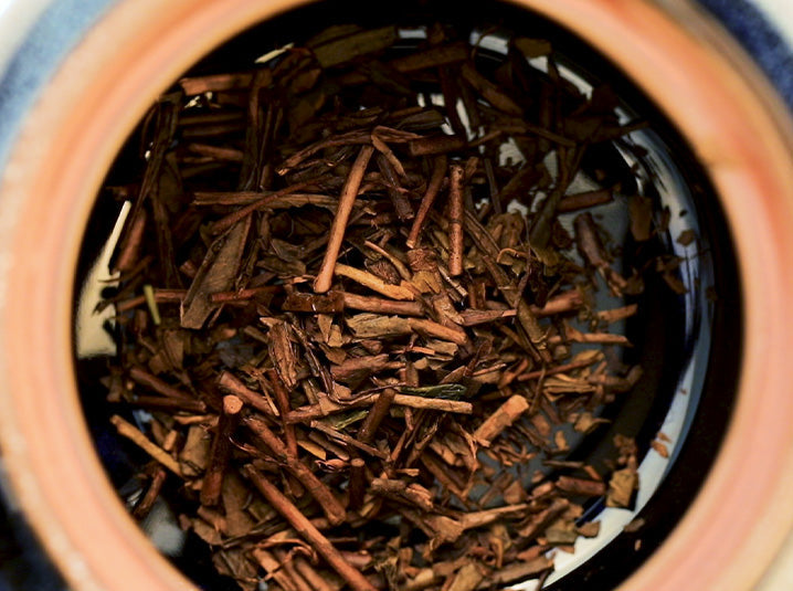 Hojicha Tea refill in a black plate