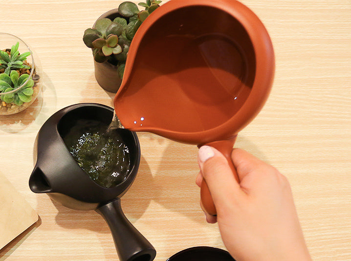 pouring water in kyusu teapot for brewing Yuzamashi