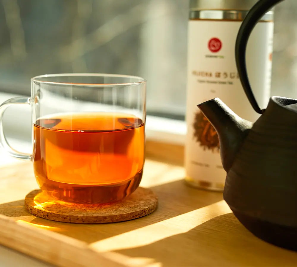 Hojicha Japanese green tea mug with cast iron teapot and tin